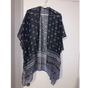 Pretty, light weight wrap. Perfect for summer!